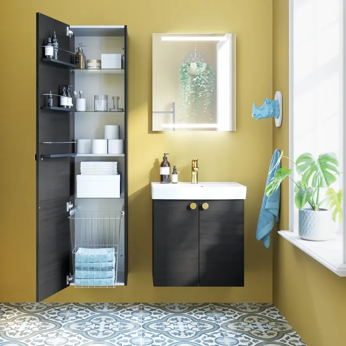 Liten badrumsinspiration med badrumsmöbler i svart struktur med elegant tvättställ, praktisk och snygg inredning och runda mässingshandtag, fyrkantig spegel med integrerad belysning för ett modernt utseende.