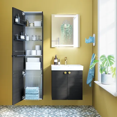 Liten badrumsinspiration med badrumsmöbler i svart struktur med elegant tvättställ, praktisk och snygg inredning och runda mässingshandtag, fyrkantig spegel med integrerad belysning för ett modernt utseende.