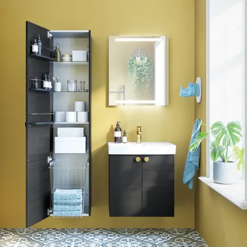 Liten badrumsinspiration med badrumsmöbler i svart struktur med elegant tvättställ, praktisk och snygg inredning och runda mässingshandtag, fyrkantig spegel med integrerad belysning för ett modernt utseende.