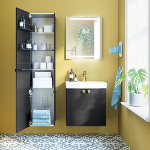 Liten badrumsinspiration med badrumsmöbler i svart struktur med elegant tvättställ, praktisk och snygg inredning och runda mässingshandtag, fyrkantig spegel med integrerad belysning för ett modernt utseende.