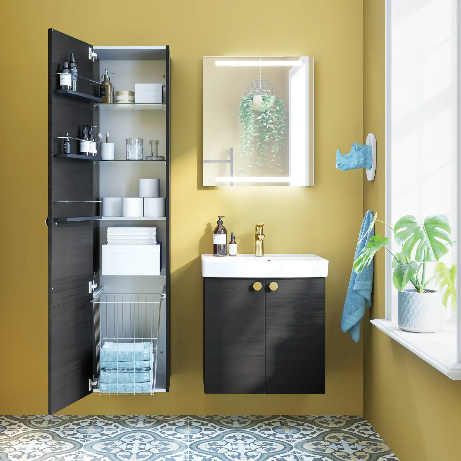 Liten badrumsinspiration med badrumsmöbler i svart struktur med elegant tvättställ, praktisk och snygg inredning och runda mässingshandtag, fyrkantig spegel med integrerad belysning för ett modernt utseende.