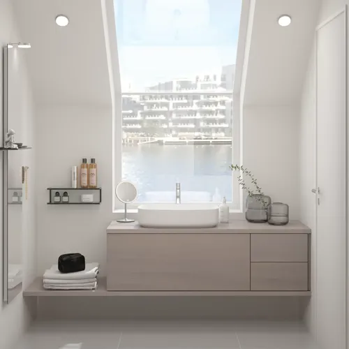 Liten badrumsinspiration med bänkskiva på mått, elegant fristående handfat och fyrkantig figurspegel som skapar ett ljust och modernt rum.