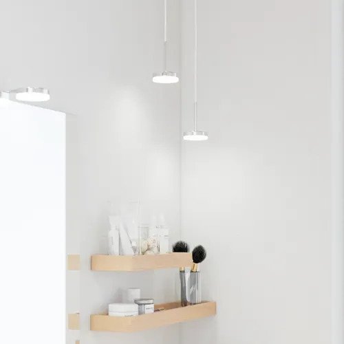 Modernt sminkbord i nordisk stil med ljust trä, elegant belysning, fyrkantig spegel och förvaringshyllor som skapar en stilfull och funktionell plats.