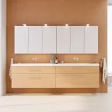 Modernt sminkbord i nordisk stil med ljust trä, elegant belysning, spegel och förvaringshyllor som skapar en stilfull och funktionell plats.
