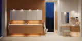 Modernt badrum i nordisk stil med ljust trä, elegant belysning, spegelskåpsvägg och stilfull inredning som skapar en varm och inbjudande atmosfär.