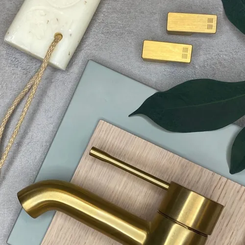 Moodboard för badrum med blå kakel, ljus trädekor, mässingsblandare och mässingsdetaljer – en varm och exklusiv färgkombination.