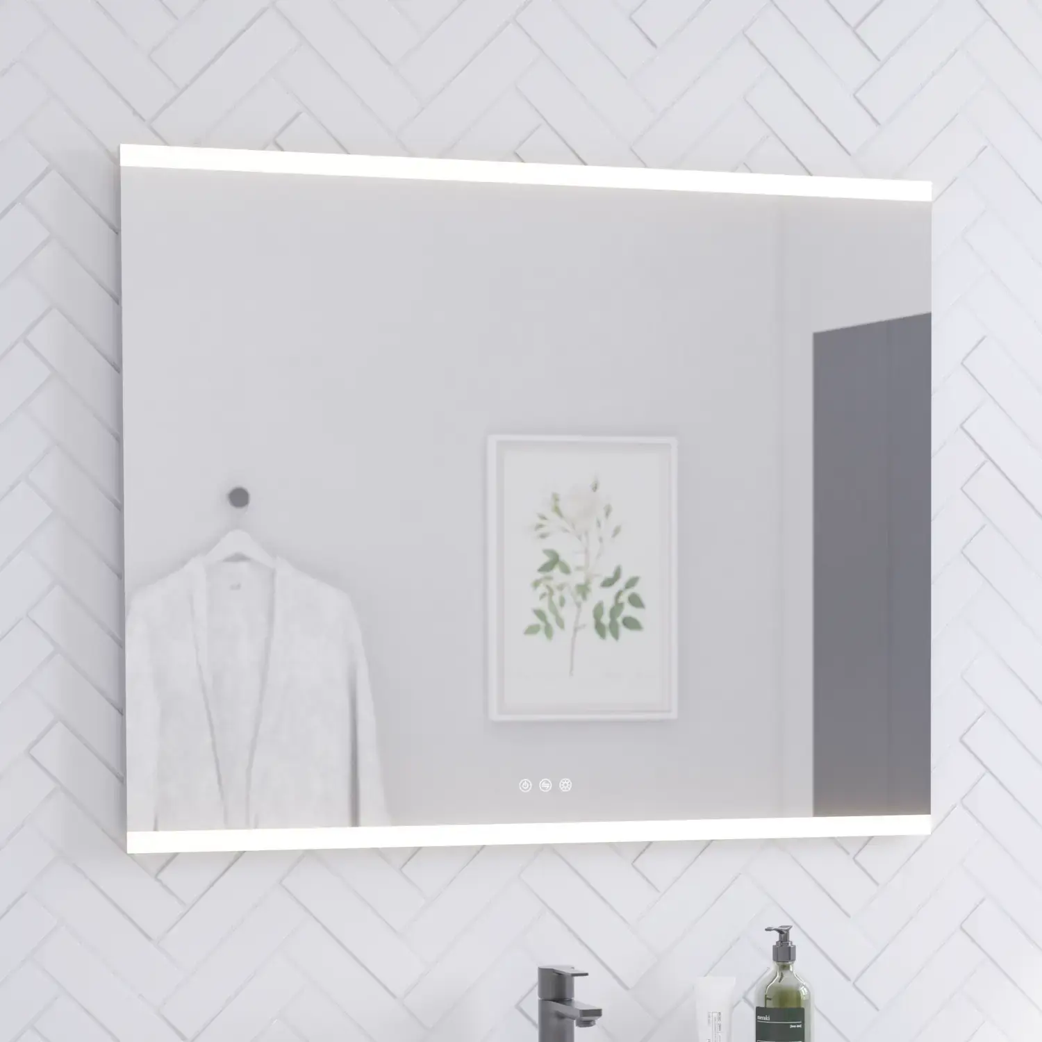 Badrumsinspiration med tvättställsskåp och högskåp i svart ek, elegant fyrkantigt handfat och fyrkantig spegel med integrerat ljus, stora vita kakelplattor på golvet och fiskbensplattor på väggen som skapar ett ljust och modernt uttryck.