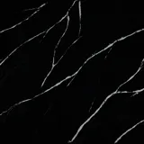 Silestone® bänkskiva i färgen Eternal Marquina – en djup, svart yta i kvarts med tydliga vita ådringar. Ett exklusivt val som förenar dramatisk elegans med slitstark yta.