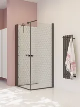 Stor badrumsinspiration med vit badrumsmöbel, fyrkantig spegel, och duschskärm med slagdörrar med klarglas och profiler i mattsvart, samt en elegant elektrisk handdukstork.