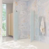 Stor badrumsinspiration med badrumsmöbler i ljust trä, fyrkantig spegel, samt duschskärm med gångjärnsdörrar med isglas och profiler i satin och elegant elektrisk handdukstork.