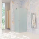 Stor badrumsinspiration med badrumsmöbler i ljust trä, fyrkantig spegel, samt duschskärm med gångjärnsdörrar med isglas och profiler i satin och elegant elektrisk handdukstork.