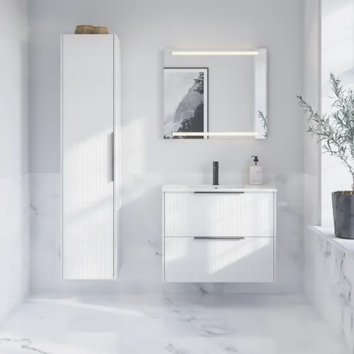 Badrumsinspiration med marmorgolv och väggar, elegant vit kommod och högskåp med vackra smala ränder och minimalistiska svarta avlånga handtag, samt modern fyrkantig spegel med belysning.