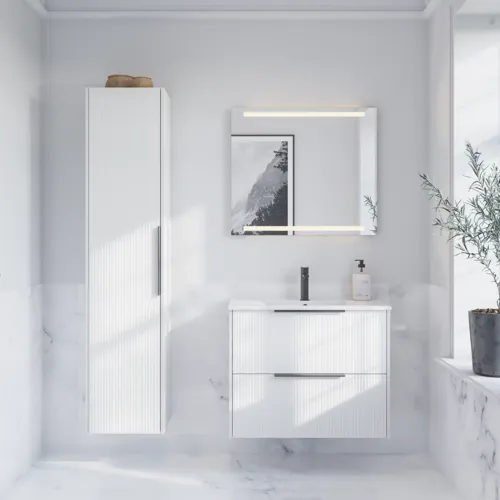 Badrumsinspiration med marmorgolv och väggar, elegant vit kommod och högskåp med vackra smala ränder och minimalistiska svarta avlånga handtag, samt modern fyrkantig spegel med belysning.