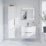 Badrumsinspiration med marmorgolv och väggar, elegant vit kommod och högskåp med vackra smala ränder och minimalistiska svarta avlånga handtag, samt modern fyrkantig spegel med belysning.