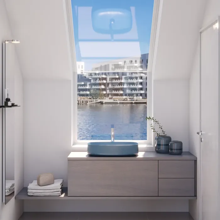 Liten badrumsinspiration med bänkskiva på mått, elegant blå fristående handfat och fyrkantig figurspegel som skapar ett ljust och modernt rum.