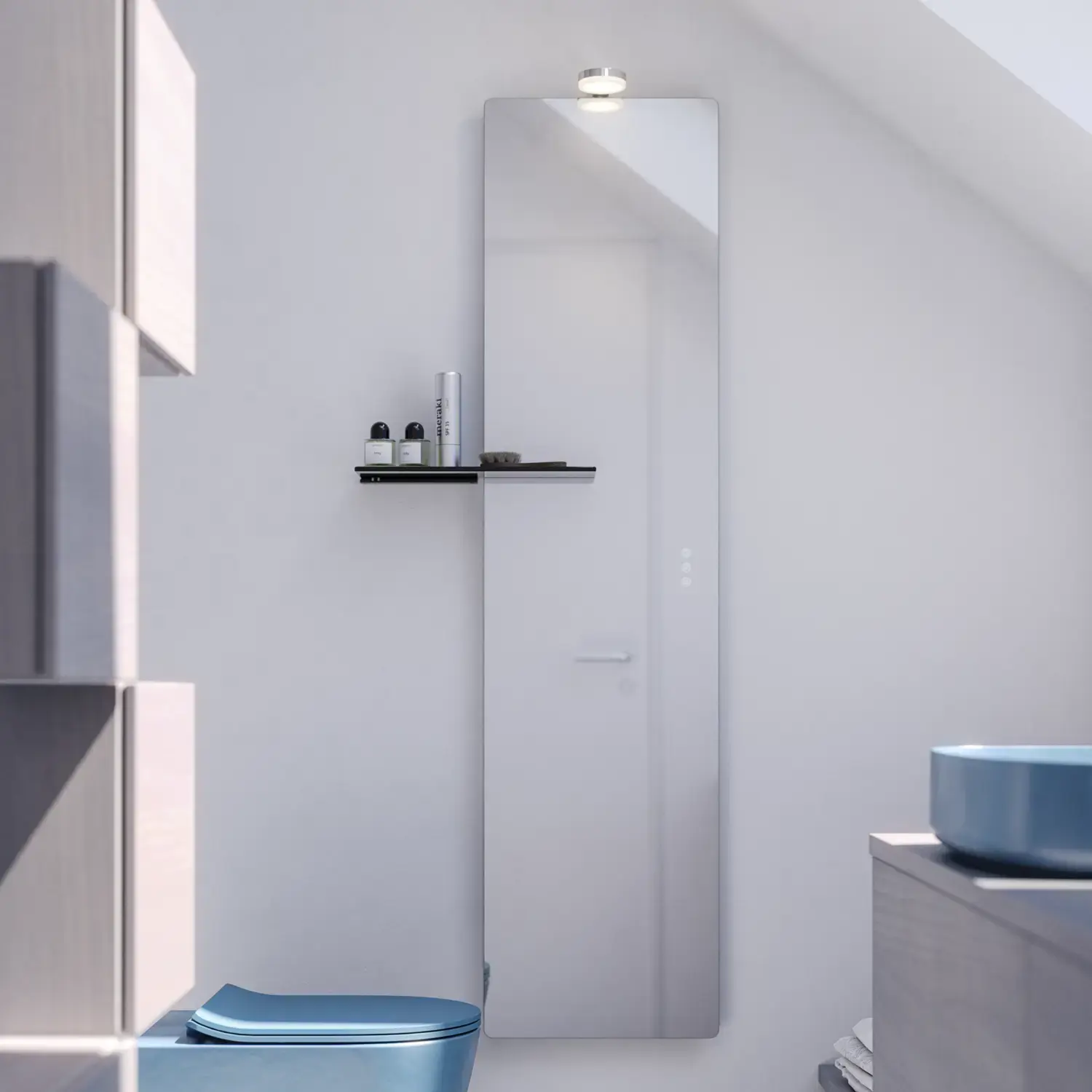 Liten badrumsinspiration med bänkskiva på mått, elegant blå fristående handfat och fyrkantig figurspegel som skapar ett ljust och modernt rum.