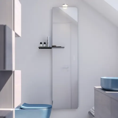 Liten badrumsinspiration med bänkskiva på mått, elegant blå fristående handfat och fyrkantig figurspegel som skapar ett ljust och modernt rum.
