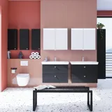 Stor badrumsinspiration med badrumsmöbler i Black Structure med eleganta tvättställ och vackra spegelskåp med integrerad belysning, terrazzogolv och röda väggar och kakel för ett modernt och symmetriskt utseende.