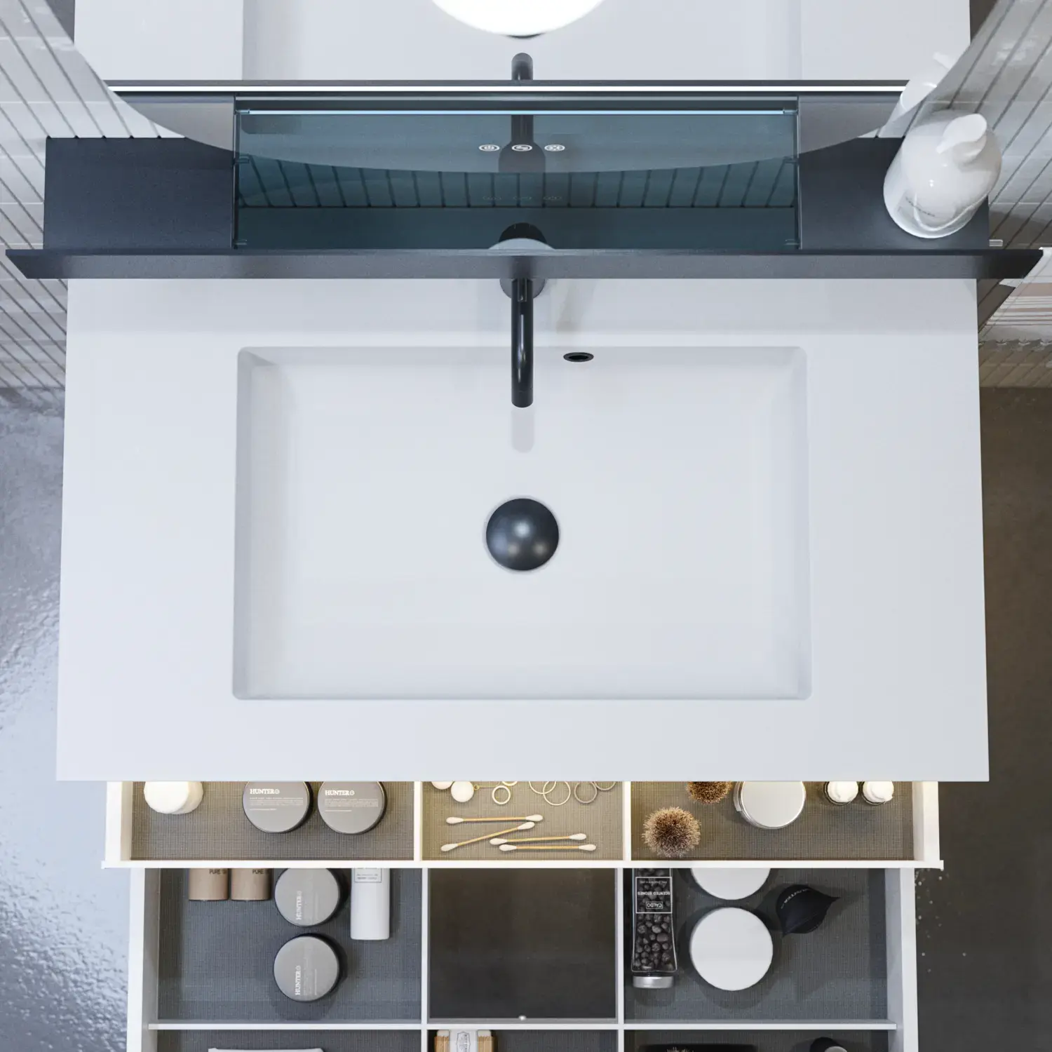 Stilfull badrumsinspiration med beige tvättställsskåp med innerskiva, överskåp, öppen hylla, ovalt spegel med belysning, matchande pendellampor, hylla under spegeln och vägghängd toalett. Väggar med ljusa, avlånga kakelplattor.