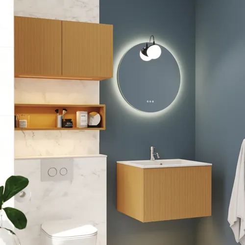 Litet, stilrent badrum med mörkblå väggar, mjuka gula badrumsmöbler med ribbor, och elegant rund spegel med lampa.