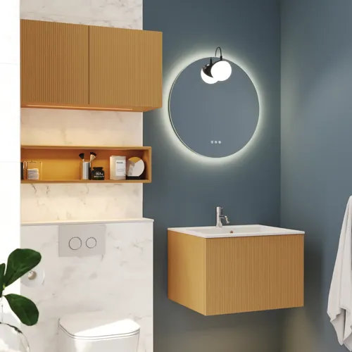Litet, stilrent badrum med mörkblå väggar, mjuka gula badrumsmöbler med ribbor, och elegant rund spegel med lampa.