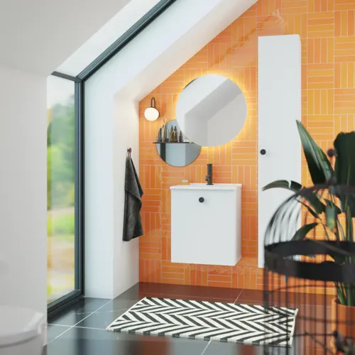 Badrum med snedtak inspiration med liten vit kommod och högskåp med runda svarta handtag, samt vacker rund spegel, orange kakel ger ett fräscht och modernt utseende.