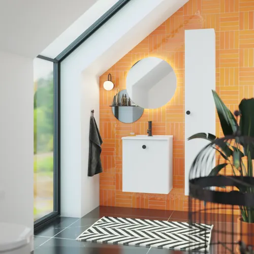 Badrum med snedtak inspiration med liten vit kommod och högskåp med runda svarta handtag, samt vacker rund spegel, orange kakel ger ett fräscht och modernt utseende.