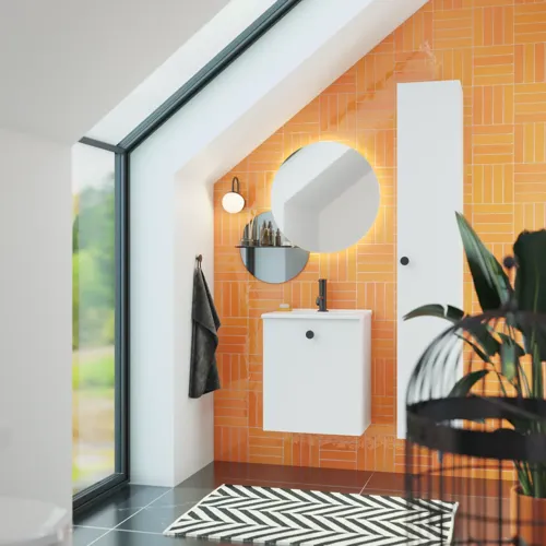 Badrum med snedtak inspiration med liten vit kommod och högskåp med runda svarta handtag, samt vacker rund spegel, orange kakel ger ett fräscht och modernt utseende.