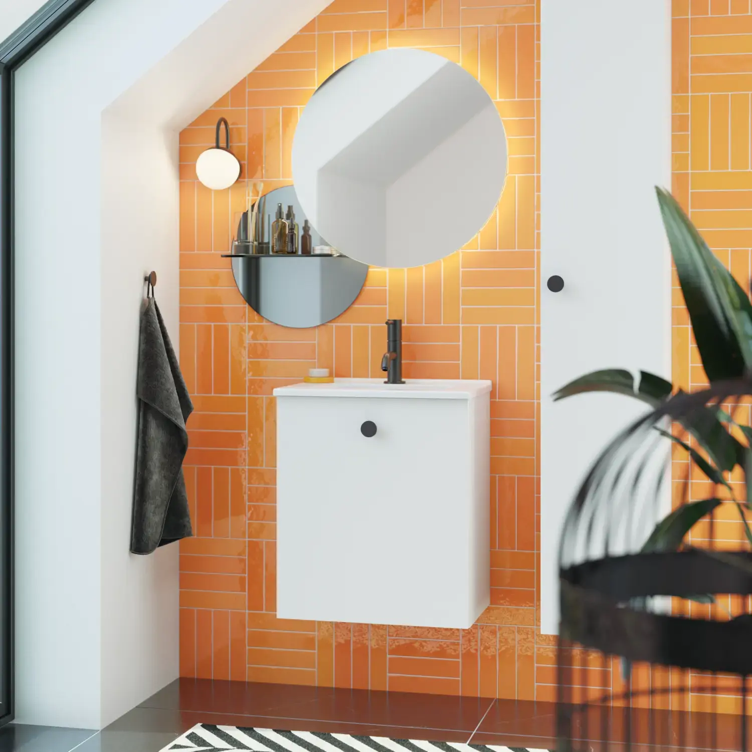 Badrum med snedtak inspiration med liten vit kommod och högskåp med runda svarta handtag, samt vacker rund spegel, orange kakel ger ett fräscht och modernt utseende.