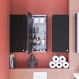 Stor badrumsinspiration med badrumsmöbler i Black Structure med eleganta tvättställ och vackra spegelskåp med integrerad belysning, terrazzogolv och röda väggar och kakel för ett modernt och symmetriskt utseende.