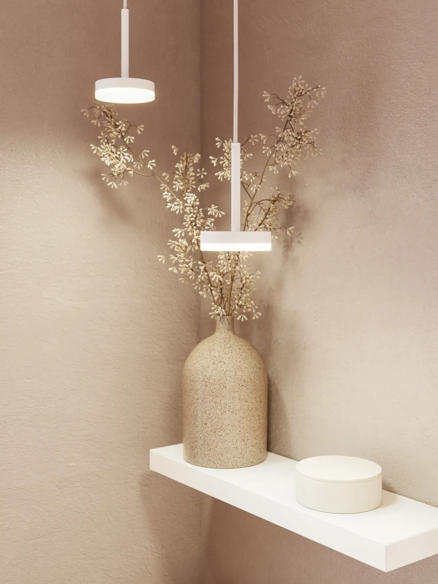 Badrumsinspiration, där ett rosa tvättställsskåp med integrerade handtag och ett tunt elegant handfat kombineras med en rund spegel och rosa plattor, vilket skapar en feminin och romantisk stil.