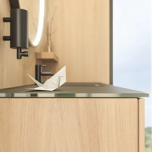 Stilrent badrum i skandinavisk och japandi inredningsstil med ljusa träväggar, rund spegel och minimalistiska badrumsmöbler.