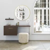Nordisk stil badrumsinspiration med tvättställsskåp och underskåp i rökt ek, sminkplats, sidoplacerat handfat, rund spegel med mässingsram och synliga charmiga träbjälkar.