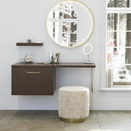 Nordisk stil badrumsinspiration med tvättställsskåp och underskåp i rökt ek, sminkplats, sidoplacerat handfat, rund spegel med mässingsram och synliga charmiga träbjälkar.