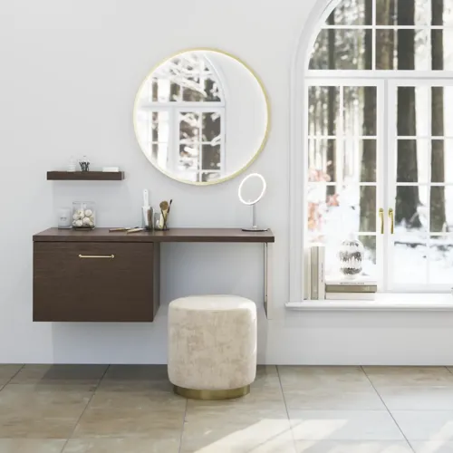 Nordisk stil badrumsinspiration med tvättställsskåp och underskåp i rökt ek, sminkplats, sidoplacerat handfat, rund spegel med mässingsram och synliga charmiga träbjälkar.