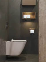 Stilrent och rymligt badrumsinspiration med stor rund spegel med svart ram, mörk stenhandsfat, färgad toalett, överskåp och öppen hylla i en sofistikerad och dämpad design.