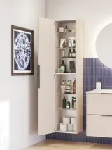 Badrumsinspiration med avlångt blått kakel, elegant beige underskåp och högskåp med svarta, minimalistiska och avlånga handtag samt en rund spegel med ljus för en vacker och kontrasterande look.