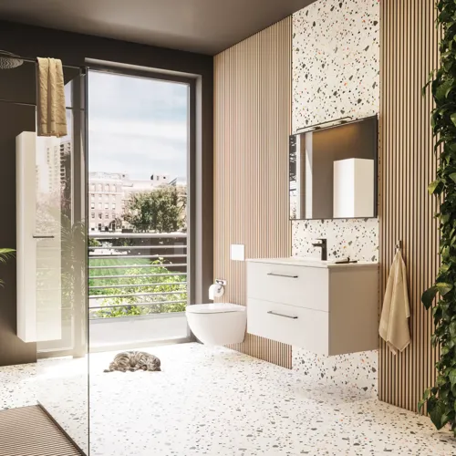 Stor badrumsinspiration med badrumsmöbler i mattvitt med elegant handfat och fyrkantig spegel med svart kant och lampa, terrazzo vägg och golv och växter på väggen för en modern och sofistikerad look.