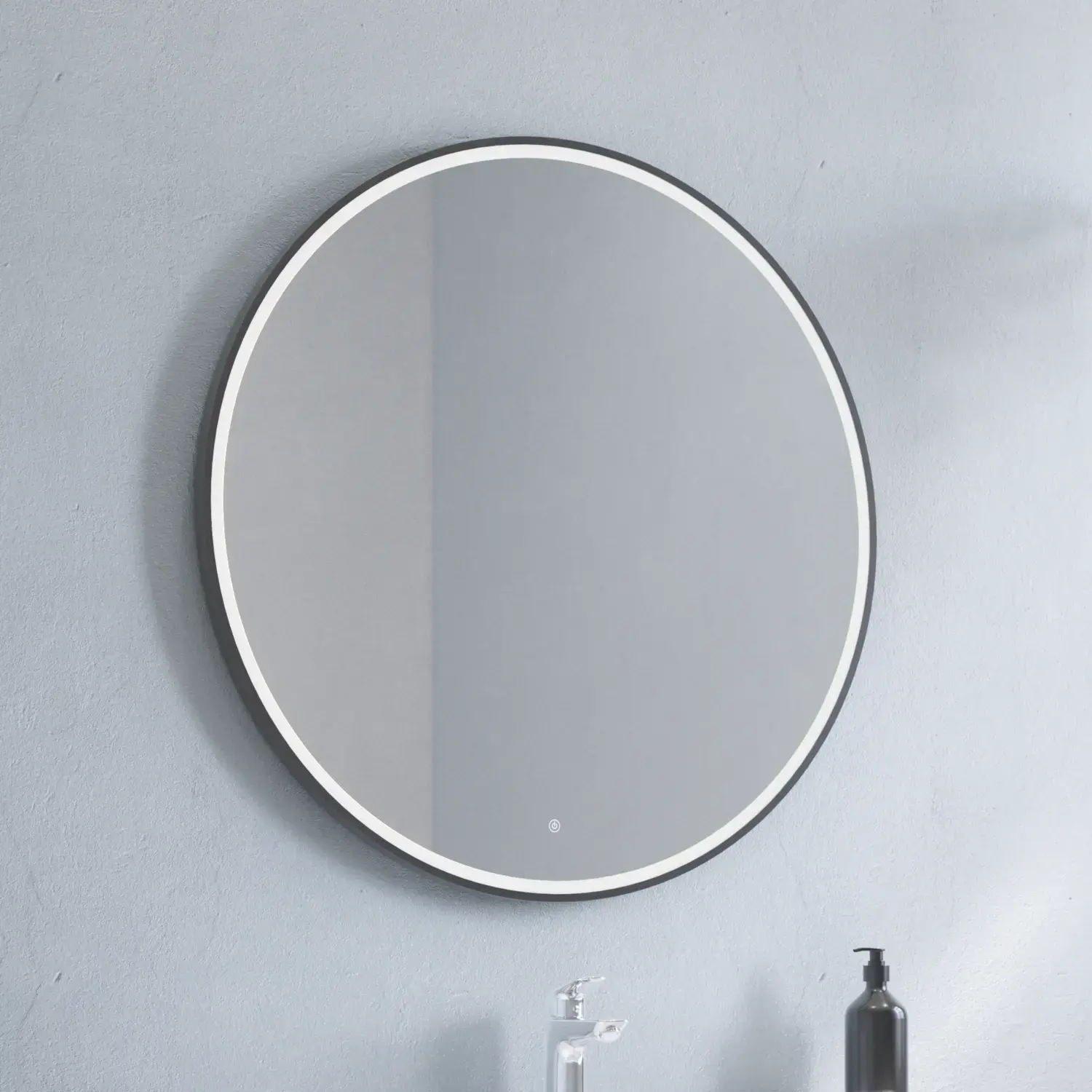 Stor badrumsinredning med underskåp i Warm Oak med elegant tvättställ, kromade handtag och vacker rund spegel med svart kant och ljus, fiskbensparkett på golvet och grå väggar för en modern look.