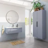 Badrumsinspiration med avlånga ljusblå kakelplattor och betonggolv, elegant tvättställsskåp i ljusblått med vackra smala ränder, stilren och tunn handfat, dubbelt högskåp med smala ränder, samt en minimalistisk rund spegel med svart kant och belysning.