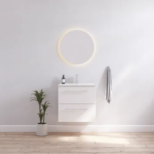 Badrumsinspiration med smal vit kommod med vita handtag och elegant tvättställ med vacker rund spegel med ljusa, vita väggar och trägolv för en ljus och minimalistisk look.