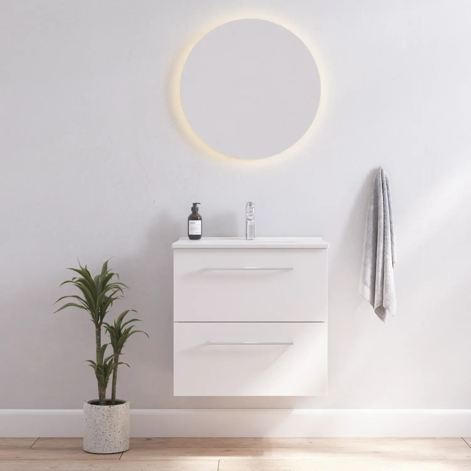 Badrumsinspiration med smal vit kommod med vita handtag och elegant tvättställ med vacker rund spegel med ljusa, vita väggar och trägolv för en ljus och minimalistisk look.