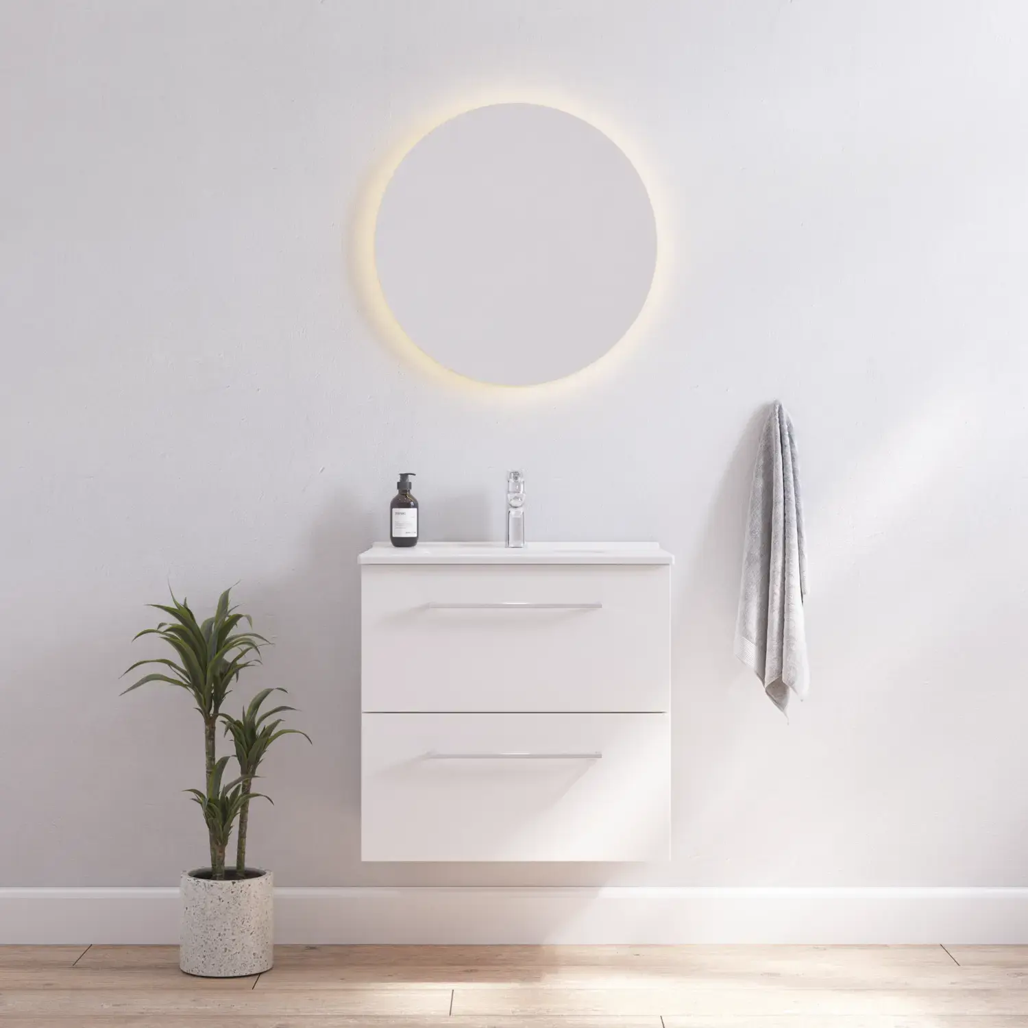 Badrumsinspiration med smal vit kommod med vita handtag och elegant tvättställ med vacker rund spegel med ljusa, vita väggar och trägolv för en ljus och minimalistisk look.