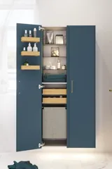 Badrumsinspiration med badrumsmöbler i modern blå färg, elegant fristående handfat och stor fyrkantig spegel med belysning, vita fiskbensplattor ger ett stilrent och klassiskt uttryck