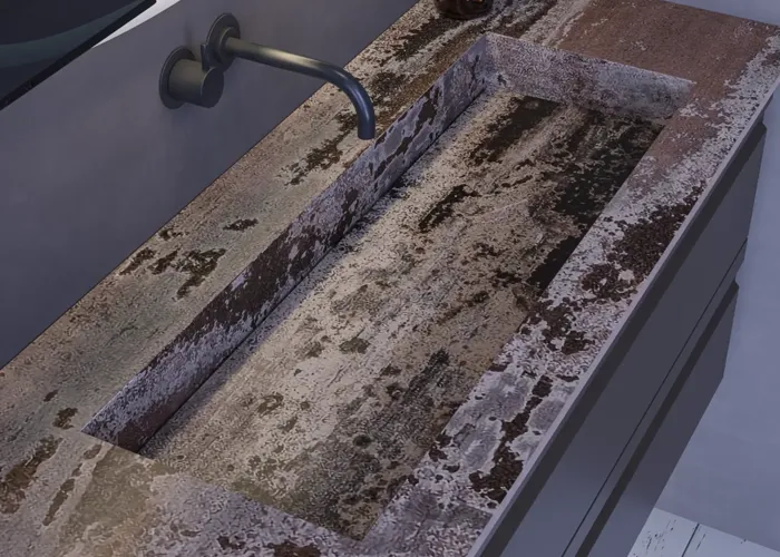 Stor badrumsinspiration med grå underskåp med integrerat handtag, snyggt sidomonterat handfat, fyrkantig spegel med rundade hörn, väggar i betonglook och råa material för en urban look