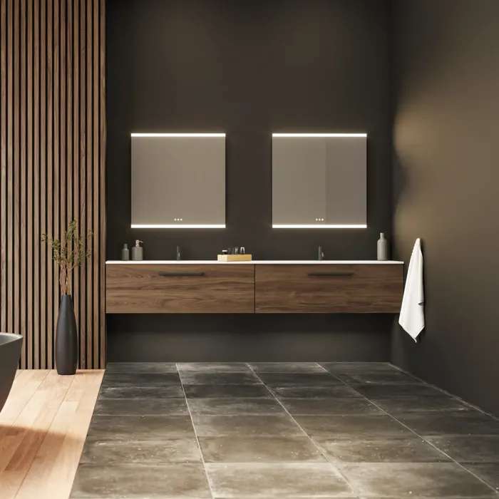 Stor badrumsinspiration med tvättställsskåp och trälameller i brun ek, fristående badkar, och fyrkantiga speglar med ljus, elegant dubbeltvättställ ger ett modernt och symmetriskt utseende