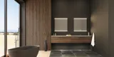 Stor badrumsinspiration med tvättställsskåp och trälameller i brun ek, fristående badkar, och fyrkantiga speglar med ljus, elegant dubbeltvättställ ger ett modernt och symmetriskt utseende