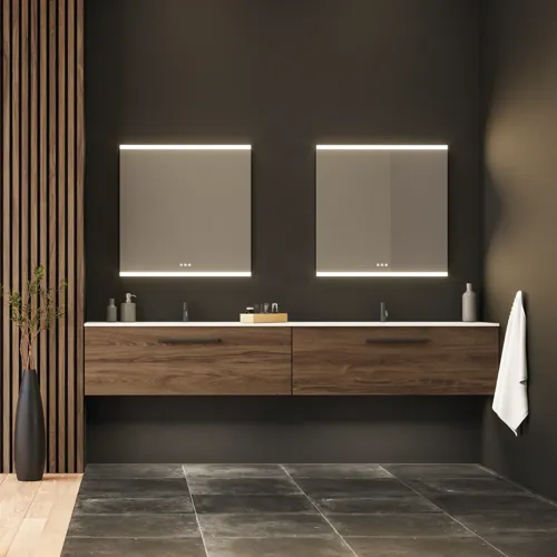 Stor badrumsinspiration med tvättställsskåp och trälameller i brun ek, fristående badkar, och fyrkantiga speglar med ljus, elegant dubbeltvättställ ger ett modernt och symmetriskt utseende
