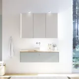 Stor badrumsinspiration i nordisk stil med badrumsmöbler i ljusblå färg och träbänkskiva med elegant fristående handfat, fiskbensgolv i trä som skapar en ljus och klassisk stil