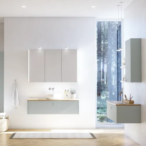 Stor badrumsinspiration i nordisk stil med badrumsmöbler i ljusblå färg och träbänkskiva med elegant fristående handfat, fiskbensgolv i trä som skapar en ljus och klassisk stil